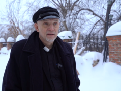 Tomsk: wierni chodzą w kościele w kapciach