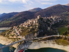 Nie każdy zna tę drogę. 100 km czystej przyjemności. Blisko Rzymu czeka zaskoczenie