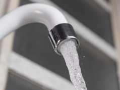 Nowe prawo o wodzie z kranu. Polska musi badać „wieczne chemikalia”
