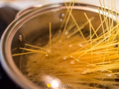 Wszyscy ciągle źle gotują makaron. "Zapomnij, co napisano na opakowaniu"