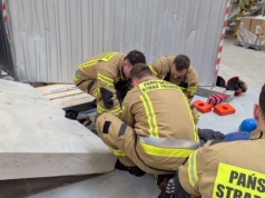 Mężczyzna przygnieciony przez betonowe płyty na terenie zakładu