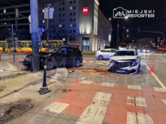 Zderzenie dwóch aut w Śródmieściu. Po zderzeniu BMW uderzyło w słup. Taksówka wjechała na czerwonym