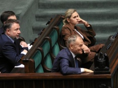 KO umacnia przewagę nad PiS. W nowym sondażu trzy partie poza Sejmem