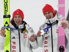 Radość olimpijczyków i kibiców – dekoracja medalowa Tomasiaka i Wąska
