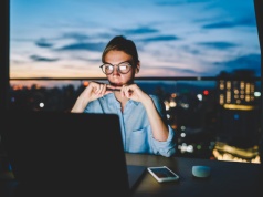 Kadrze kierowniczej też przysługuje wynagrodzenie za nadgodziny