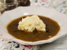 Nie wiesz, co ugotować w Środę Popielcową? Postny żurek z ziemniaczaną wyspą na pewno cię nie zawiedzie