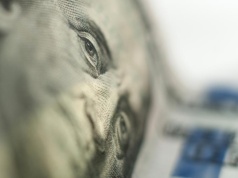 „Granie pod upadek dolara jest błędem”. Dolar zwiększył dominację w międzynarodowych transakcjach