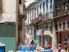 Szmaty, pudła, butelki. Hawana tonie w śmieciach przez kryzys