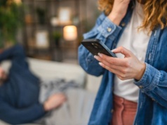 Co tak naprawdę znaczy "OK" w wiadomości? Ekspertka tłumaczy