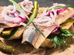 Śledź pod lupą! Czy jest zdrowy i ile ma kalorii? Sprawdź, czy warto go jeść i wypróbuj proste przepisy