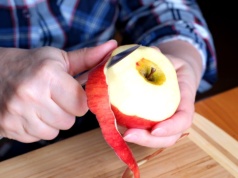 Kiedy najlepiej jeść jabłko? Godzina ma znaczenie dla trawienia! Eksperci wskazują porę dnia