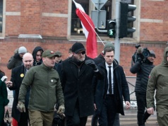 Przerażające powitanie Brauna przed prokuraturą. W tle gaśnice. "Morderca grasuje"