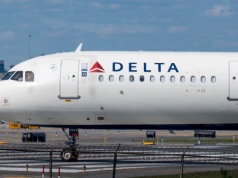 Pilot wyszedł z kabiny i kazał wszystkim opuścić samolot. Lot opóźnił się o 8 godz.