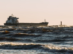 Ile kosztuje omijanie sankcji? Grzywna zapłacona, tankowiec z floty cieni wrócił na wodę