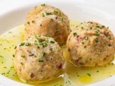 W Tyrolu robią chlebowe knedle. Do zup jeszcze lepsze niż makaron