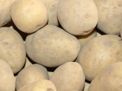 Owoce i warzywa oznakowane flagami