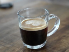 Bez kofeiny, a jednak działa? Sprawdzili fenomen kawy bezkofeinowej. 