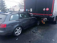 Poważny wypadek w Olbrachtowie. Audi wjechało pod ciężarówkę