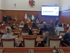 Dyktando według nowych zasad. Urzędnicy zmierzyli się w Toruniu z gramatyką i ortografią