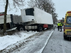 Tragiczny wypadek na drodze krajowej. Auto wbiło się w ciężarówkę. Droga całkowicie zablokowana