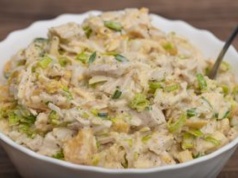 Sałatka z kapusty pekińskiej po hawajsku. Jest dużo lepsza niż gyros czy jarzynowa