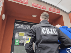 Polak w kajdankach po szybkiej akcji. Miał działać ze znaną grupą hakerów