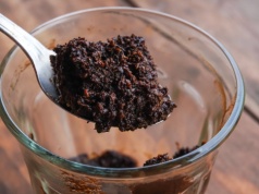 Pijesz kawę? Nie wyrzucaj fusów. Zimą zrobisz z nich użytek na posesji