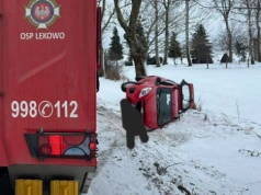 Znów dachowanie auta na tej samej drodze pod Ciechanowem