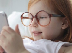 Zakaz ekranów jest dopiero początek. Rząd chce ograniczyć dzieciom AI