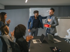 Onboarding nowego pracownika – co powinien zawierać idealny zestaw startowy (welcome pack)?