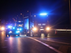 Wypadek na ekspresówce pod Piaskami. Auto osobowe wbiło się w ciężarówkę