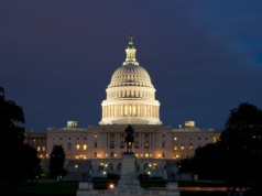 Młody mężczyzna zatrzymany przed Kapitolem. Był uzbrojony