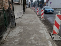 Absurd trwający dziewięć miesięcy, czyli dwadzieścia metrów chodnika