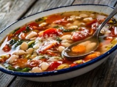 Na obiad podaję pyszną zupę. Napakowana warzywami, syci aż do kolacji