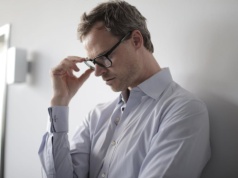 Diagnoza HIV a rynek pracy: nowe dane pokazują spadek zatrudnienia i dochodów