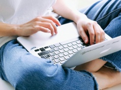 Zwolnienie dyscyplinarne za Facebooka. Skrytykowałeś firmę w komentarzu? Sąd może przyznać rację szefowi