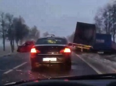 Poważny wypadek na trasie Ostrów – Pleszew. Jedna osoba nie oddycha