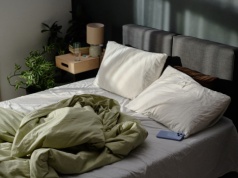 Nie ścielisz łóżka rano? Przestań myśleć, że to wada. Psychologia ma o tym inne zdanie