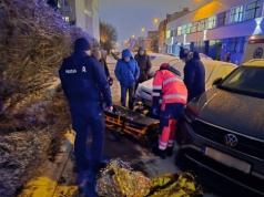 Starszy mężczyzna poślizgnął się na śliskim chodniku. Z pomocą ruszyli policjanci