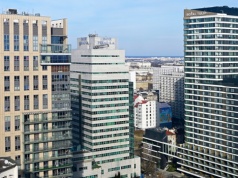 Zburzą wieżowiec, żeby zaraz postawić nowy. Ta "zabawa klockami" to obłęd