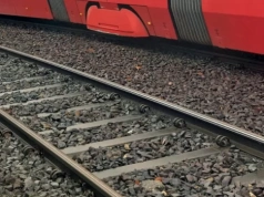 Mężczyzna wszedł prosto pod jadący tramwaj. Został uwięziony pod wagonem i oskalpowało mu nogę