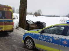 Potężne uderzenie w drzewo na drodze wojewódzkiej. Wezwano służby
