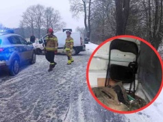 Wypadek. Samochód uderzył w drzewo, pasażer siedział na plastikowym krzesełku