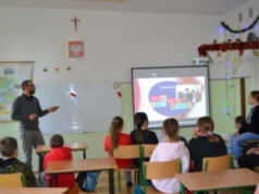 Stopień CHARLIE na kolei i BRAVO w szkołach. Rząd zaostrza środki ochrony