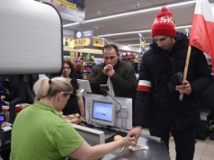 Polski konsument wciąż "pod kreską". Ale już się nie boi inflacji