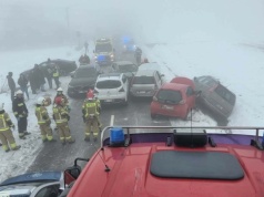 Karambol w Małopolsce. Kierowcy utknęli, służby walczą na miejscu