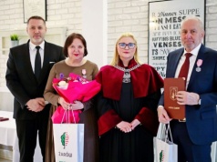 Świętowali jubileusz złotych godów. Burmistrz Żarowa wręczył medale swoim rodzicom