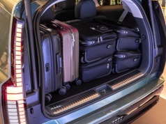 Duży SUV Hyundaia tańszy o 70 tys. zł. W środku jest tyle miejsca, że na postoju dzieci spacerują