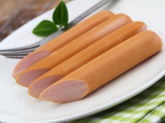 Zawsze dolewam do gotowania parówek. Są smaczniejsze i nie pękają