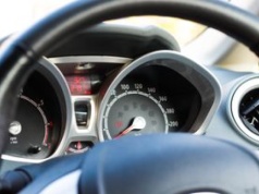 Tyle handlarz zarobi na cofniętym liczniku. Mamy dane